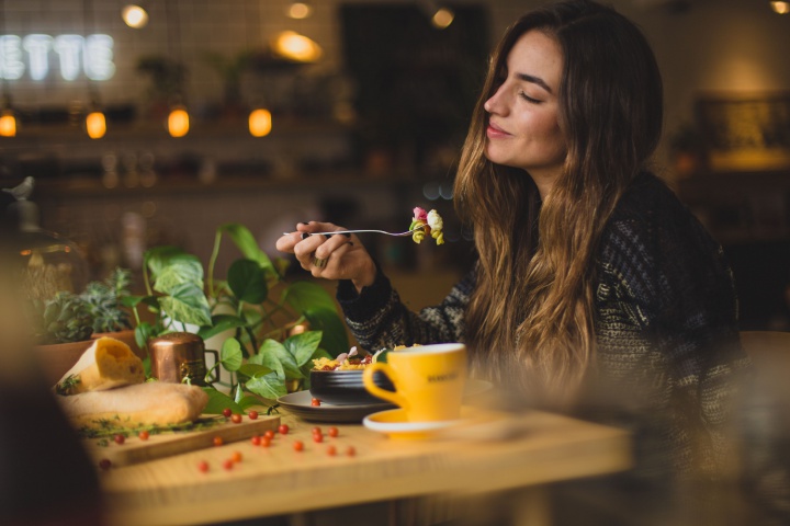 Mindful eating aneb jak jíst všímavě a s radostí Mindful eating aneb jak jíst všímavě a s radostí